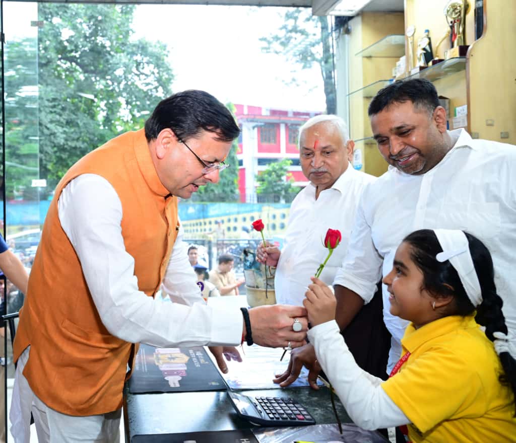 सीएम  धामी ने किया  " जी.एस.टी  बचत उत्सव" के तहत राजपुर में विभिन्न दुकानों का भ्रमण